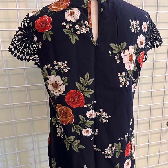 🤠= 3/$16 - SHEIN - Floral Print - Keyhole Neck - Lace Panel Blouse - Picture 4 of 7